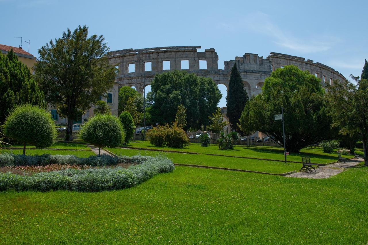Family & Friends Pula - Top Floor - Free Parking Buitenkant foto